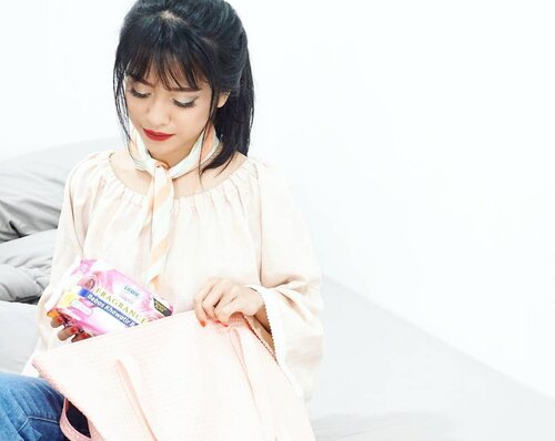 Buat para perempuan, pasti setiap bulannya kedatangan 'tamu'. Ini nih yang sering bikin aku jadi cranky dan ga nyaman buat ngelakuin berbagai aktivitas. Apalagi kalau lagi banyak-banyaknya.. Untung ada Charm Body Fit Fragrance terbaru yang selalu aku bawa dalam tas. Nah, apa sih bedanya Charm Body Fit Fragrance dengan charm varian lainnya?
.
Baca selengkapnya di blog aku ya.. http://www.cyndaadissa.com/2017/06/muncul-bau-tidak-sedap-saat-haid-ini.html
.
#charmbodyfit #fragrance #kawaiibeautyjapan
#clozetteid