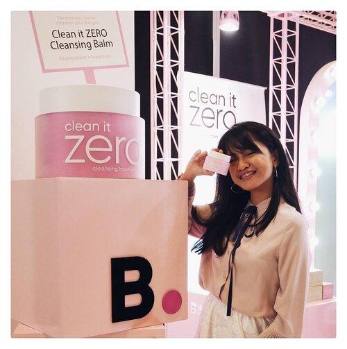 Ada yang tau brand @banilaco_id ? Akhirnya Banila.co launching di Indonesia loh. Salah satu Hero product dari Banila.co Zero Cleansing Balm kayak yang aku pegang ini. Sekarang lagi ada promo diskon 20% di Beauty Fest Asia 2019. Dan denger2 nih Banila.co akan buka store di PI dan akan hadir juga di @cnfstoreofficial Jadi ga sabar! @beautyjournal  #BanilaCoid- #BanilaCoidxBFA- #Beautifulrightnow- #CNFxBanilaco- #BanilaCoxBeautyJournal.#clozetteid