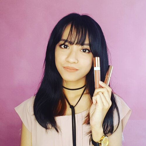 Hai beauties..
Di foto ini aku pakai lipstick vegan dari brand lokal, yaitu @esqacosmetics 
Aku pakai shade Coral Tease. Ini salah satu warna favorite aku. Lipstik ini super pigmented dan meskipun belum genap 1 tahun, ESQA ini selalu sold out dan beberapa warnanya jadi best seller, lho!  #ESQAxBeautynesia
.
#clozetteid #blogger #beautyblogger #beautybloggerjakarta #bloggerceria #bloggerperempuan #sociollabloggernetwork #bloggerjakarta #indonesianblogger #makeupjunkiez #endorsement #openfreeendorse  #패션모델 #블로거 #스트리트스타일 #스트리트패션 #스트릿패션 #스트릿룩 #스트릿스타일 #패션블로거 #bestoftoday #style #l4l #whatiwore #beautynesiamember