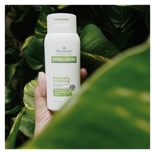 Found a product to maintain the balance in feminin area. Absolute Hypoallergenic Naturally Soothing 》 hypoallergenic tested and dermatologically tested. Formulated with Milk Extract Biolacto Active with pH 3.5#absolutexclozetteidreview#clozetteid #refreshinkit #momentofrefresh