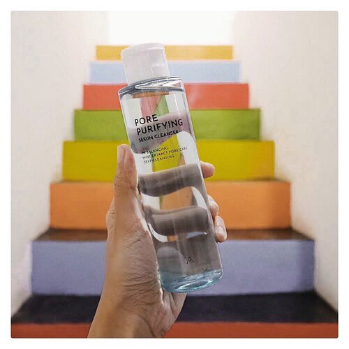 Cleansing + serum dengan harga affordable, cuma 120ribu.
Ada kandungan ekstrak daun mint yang berfungsi buat calming+mengurangi iritasi.
Jojoba oil : melembabkan kulit
Ekstrak tea tree : sbg antibakteri.
.
Produk ini ga kayak sabun pembersih wajah pada umumnya. Teksturnya bening, cair (agak sedikit kental kayak gel), lembut, mirip kayak serum. 
Pas dipakai, nggak berbusa, tp oke bgt buat bersihin wajah. 
Setelah dipakai, kulit jd ga keset, lembut, adem, ga kering... jd lebih enak buat lanjutin tahapan skincare berikutnya
.
Pakainya jgn digosok, tp dipijat2 pelan dg detakan melingkar sekitar 5-10 menit, supaya si manfaat serumnya bisa diserap kulit.
#althea #altheakorea #altheareview #porepurifying #altheaangels
#clozetteid #blogger #beautyblogger #beautybloggerjakarta #bloggerjakarta