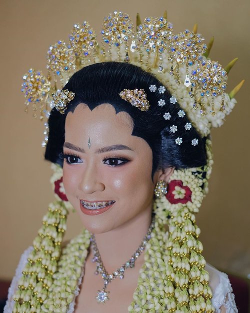 Selamat Hari Kartini!Kalau bukan karena menikah, ga akan pernah mau sanggulan adat Madura👌🏼🤣Jangan tanya seberapa sering ke Madura. Terakhir 2018 kayaknya apa ‘17 ya. Panas bgt. Ga kuat😭#maduralilin #clozetteid