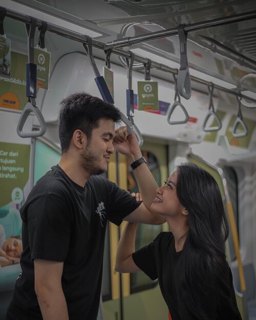 Kemaren udah foto bersama Transjakarta. Kali ini edisi foto di MRT. Selain biar kekinian kayak orang2, bolehlah 1 transportasi baru di Jakarta ini ada di dalam dokumentasi foto sebelum nikah. Karena ini pertama kalinya kita naik MRT berdua. Yaaa abis gimana, kan jarang ketemu..Anwy, pilihan baju buat foto prewed ini awalnya terkonsep tp ujung2nya ya udah senada aja yang penting hahahaha.Gemes juga ternyata.#cyndaanggibelumpunyahashtag tapi tetep mau pake hashtag #clozetteid