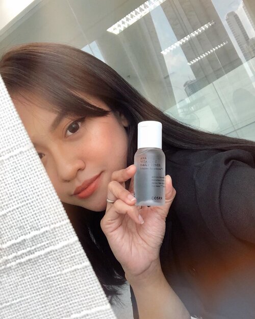 Biasanya AHA dan BHA ga boleh dicampur sama Vit. C dan ga sebaiknya tidak dipakai setiap hari. TAPI di produk toner baru dari @cosrx_indonesia semuanya bisa berpadu dalam AHA BHA Vit. C Daily Toner.
.
Produk ini bisa merawat kulit lebih maksimal sehingga kulit ga kusam, tekstur kulit lebih merata dan bisa digunakan setiap hari.
.
Kandungan AHA, BHA, dan Vitamin C nya juga dalam kadar yang akan sehingga kinerjanya tidak saling bertabrakan.
.
Toner ini punya efek dingin dan segar + bikin kulit jadi lembap juga. Buat aku, wajib banget pake toner tiap abis cuci muka. Aplikasinya tap langsung pakai tangan aja.
. 
Nah, yang aku punya ini ukuran 50ml (99rb) ada juga yang 150ml (225rb). Jadi kalo kamu mau cobain, bisa beli yang size kecil dulu. 
.
Anyway, Refresh AHA BHA Vit. C Daily Toner ini bisa kamu dapetin di @sociolla besok! 10 July 2020. So, stay tune!

#RXFX #COSRXPickYourToner #TeamABC #COSRX 
.
.
#clozetteid #blogger #beautyblogger