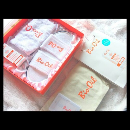 Goodies from It's Time To Glow 🌹
Sociolla Soirée with Bio Oil.. Event reportnya udah tayang ya di bit.ly/JudexBioOil
.
.
Kalo misalnya kalian mau beli Bio Oil di @sociolla bisa banget loh dapetim discount 50ribu dengan minimal pembelian 250ribu pake voucher SBNLADKF
.
.
. 
#BeautyJournal
#BeautyJournalXBioOil
#BioOilInspiresYou
#ItsTimeToGlow
#Clozetteid #Clozetter #Beauty #Makeup #Beautiesquad #bvloggerid #beautynesiamember #beautyblogger #beautybloggerindonesia #indobeautyblogger  #bloggerindonesia  #muajakarta #indobeautygram #instabeauty #beautyinfluencer #biooil #reviewskincare