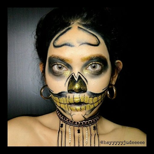 So here's the closer look of my Gold Glitter Skull Make Up Look.. I was actually willing to create one of those neon skull make up look, but after I tested the products on my skin, the color won't turn up as I expected.. So I decided to change the concept and did this look instead.. I was looking up for "Glitter Skull" on @pinterest & found this particular photo that I like.. Turns out it belongs to @jadedeacon.. You can swipe this album to see her look.. And I decided to recreate her make up look, minus the neck part, cause I'm out of glitter 😂 So I wear a choker instead.. Actually this look has always been on my wishlist since forever but I haven't got the chance to finish it! I saw @amyrairzanti looks for the first time and willing to recreate the look, but this time it's not her look that I was recreating, as I have mentioned before.. I just inspired by @amyrairzanti hair & accessories style so I do my hair this way!! Ahaha.. And lastly my friend @aro_kopa said that this look is similar to @erikamariemua look (last photo of this album), but I didn't even know until @aro_kopa mentioned it, but I just wanna give credits to her anyway haha.. Pardon my lighting, pardon my imperfections, pardon my flaws, I'm not perfect, but I'm trying my best!! ❤❤
.
.
.
.
.
#bvloggerid
#Beautiesquad #clozette #clozetteID #clozetter #beauty #makeup #beautyblogger  #beautybloggerindonesia #indobeautyblogger  #bloggerindonesia  #muajakarta  #indobeautygram  #ivgbeauty  #internationalbeautygram #beautynesiamember #instabeauty #beautyinfluencer #halloween #halloweenmakeup #skull #skullmakeup #glamskull #glitterskull #BeautyChannelID #wakeupandmakeup #undiscovered_muas #thehorrorhub #horrorhags