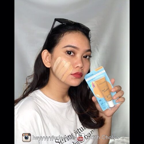 WARDAH LIGHTENING LIQUID FOUNDATION
.
Ada 4 shades yak:
01. Light Beige
02. Beige
03. Ivory
04. Natural
Aku pake yg 03 Ivory, full swatches di tangan sama hasil setelah oksidasi nya dah lengkap di youtube yak. Foundienya bagus banget sih? under 50k tp coverage nya oke banget, matte finish pula, gue bener2 gaperlu bedakan lagi. Udah gitu ringan banget ampe lupa kalo pake foundation. Tp kalo coverage emang yg juara concealernya sih, jerawat gue yg segede gaban kgak keliatan lagi dong 😭
.
.
Full review udh ada di youtube yak pokoknya, cek di youtube.com/JudithCholya17
.
Dilarang bertanya sebelum nonton video youtube WKWK
.
.
.
📷  Kameranya iPhone 7
💡 Lightingnya Latour Ringlight
💸Backdropnya beli di @midio.id 💻 Editnya di Filmora
📱 Editnya di Quik
🎶Musicnya I Like Him
.
.
.
.
#indobeautysquad #Bloggirlsid
#BeautygoersID #Beautiesquad
#Clozetteid #Beforeafter #bvloggerid #muajakarta #makeuptutorial #tutorialmakeup #ivgbeauty #makeupjunkie #viral #viralvideo
#tiktok #tiktokbeauty #wardah #wardahlightening #makeuphalal #makeupmurah