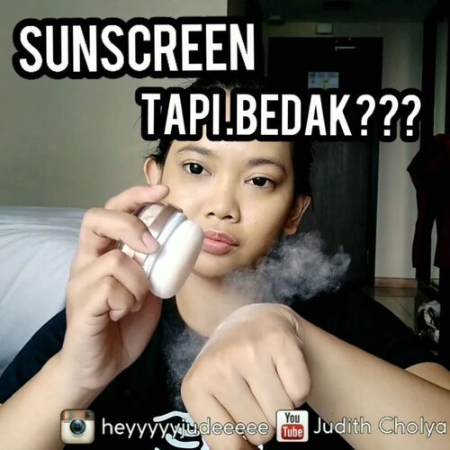 "Kak cara re-apply sunscreen gimana sih?"
.
.
Sebenernya banyak cara, kalo pake sunscreen cream ya tentu saja cara re-apply nya dengan hapus makeup & ulang pake sunscreen dari awal. Ada cara gampang yg lain yaitu pake sunscreen spray tinggal semprot. Nah kali ini aku nemu solusi baru yg berbeda yaitu pake sunscreen powder!
.
.
Bingung ga lu? Sunscreen apa bedak sih ini? Wkwk jadi ini tuh Catrin Mineral Sun Kill RX. Sunscreen powder yg mengandung SPF 46 & PA+++. Selain UV Protection, sunscreen powder ini juga bisa menyamarkan pori2 & oil control juga.
.
.
Sebagai finishing powder juga bikin makeup jadi matte, ada sedikit tone up nya juga jadi warna kulit tuh terkesan lebih cerah. Walau finish nya matte tapi sunscreen powder ini ttp moisturizing, kulit sensitif aku sih aman2 aja ya pake ini, ga jadi makin kering & iritasi. .
.
Recommended for:
- yg nyari suncare tapi takut iritasi
- yg kulitnya berminyak
- yg nyari sunscreen ga lengket
- yg pori2nya besar
- yg mau kulitnya seharian matte
- yg nyari suncare untuk face & body
.
.
Hal yg paling akh demen dari Sunscreen Powder ini adalah simple & ga ribet! Bener2 solusi aku buat touch up/re-apply sunscreen. Karena tempat nya compact, ringan, ga makan tempat. Udah ada cermin nya juga untuk ngaca. Trus udh ada powder puff nya juga & tinggal tap tap aja untuk ngeluarin produknya. Super cocok untuk orang yg sibuk & gamau ribet kayak gue haha
.
.
.
Kalo misalnya kelyan pengen coba juga langsung aja beli di charis shop acuu:
MINERAL SUN KILL RX
https://hicharis.net/heyjude/HD7
.
.
📷  Kameranya Vivo V9
💡 Lightingnya LED Ringlight no dimmer
💸Backdropnya beli di @pixmixstore
💻 Editnya di Filmora
📱 Editnya di Quik
📱 Editnya di Inshot
🎶 Musicnya Counting Crows - Accidentally In Love
.
.
.
.
.
#indobeautysquad #Bloggirlsid
#BeautygoersID #Beautiesquad
#Clozetteid #Beforeafter #bvloggerid #muajakarta #makeuptutorial #tutorialmakeup #ivgbeauty #makeupjunkie #viral #viralvideo #Beautiesquad #CHARIS #CHARISSTORE #charisAPP @hicharis_official @charis_celeb #catrin #mineralsunkill #sunscreen #sunscreenpowder #skincare #skincarecommunity #uvprotection