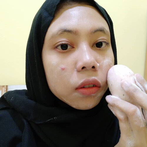 Hai akhir akhir ini aku lagi suka pakai sabun muka yang bentuknya kek telur ini. Jadi produk ini namanya Real French Clay-French Egg dari @arenciaofficial. Jadi klaim dari produk ini itu bisa mengangkat kulit mati, cocok untuk semua jenis kulit apa lagi untuk kulit yang berminyak cocok banget ges. Selain itu bisa membantu mengecilkan pori-pori dan membantu jerawat cepat kering (contohnya jerawat yang lagi pipi wkwkwk). Busanya juga banyak, cepet berbusa karena udah ada foam netnya.
.
Yuk yang mau punya produk itu bisa langsung ke "hicharis.net/titahin"
.
#arenciafrenchegg #frenchegg #charisofficial #charisceleb #hicharis #clozette #clozetteid #titahsanjana #beautiesquad #setterspace #sociollabloggernetwork #sociollablogger #hijabersbvloggerid #kbbvmember #indonesiabeautyblogger #beautyblogger #indobeautysquad #beautybloggerindonesia #beautygoersid #blogger #bloggerjakarta #instagood #instaphoto #hijabersbeautybvlogger #kbbvfeatured #jakartabeautyblogger #beautyneasiablog
.
@charis_indonesia @arenciaofficial @hicharis_official @charis_celeb