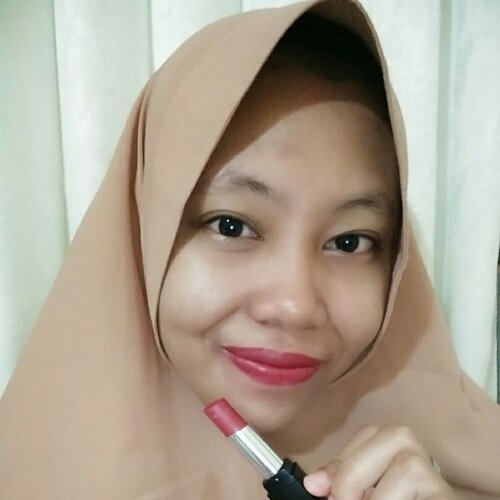 Ini hasil lipstick dari @pixycosmetics kalau dipakai di bibir aku. Geser ke samping ya ➡➡➡.1. 106 Red Fusion2. 211 Vibe Pink3. 210 Blushing Rose4. 310 Feel Plum5. 505 Exotic Nude.Fokus ke hasil warna bibirnya karena lagi nggak pakek makeup, cuma pakek lipstick aja hehe.. Untuk review lengkapnya seperti biasa ya klik link yang ada di bio Instagram atau bisa langsung cus ke blog aku www.titahsanjana.com.#pixycosmetics#clozetteid#ClozetteID #titahsanjana #beautiesquad #kbbvmember #bloggermafia #bloggerceria #beautybloggerindonesia #indobeautyblogger #matteinlove #lipstick #lipstickmatte #bloggerperempuan #setterspace #sociollablogger