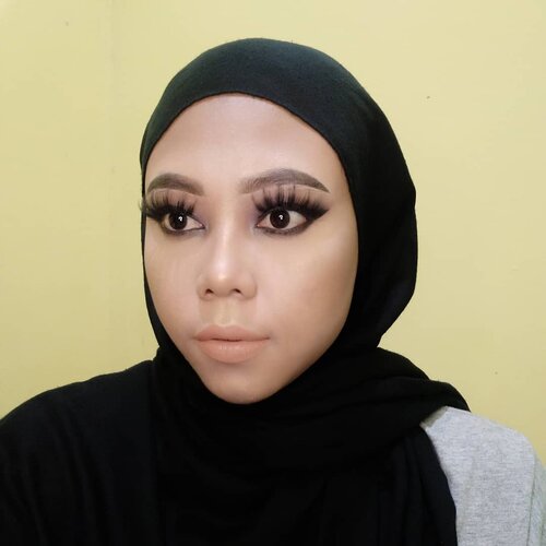 Tiba-tiba pengen bikin make up look kayak gini. Tatap mata ojan 😁.Product used:@purbasarimakeupid Ultra Smooth Brow Liner - Soft Black@maybelline Baby Skin Pore Eraser@focallure concealer 01@maybelline Super Stay 103@maybelline Fit Me Matte+Poreless 220@purbasarimakeupid 3 in 1 Face Contour Kit@marckscosmeticind Creme@lorealindonesia Infallible Pro Matte Liquid Lipstick Les Chocolats 844@focallure Everchanging Eyeshadow Palette@imagicofficial.id 35 Color Eyeshadow Palette@mineralbotanica Highlight and Contour.#ClozetteID #clozette #titahsanjana #maybelline #maybellineindonesia #loreal #lorealindonesia #imagic #purbasari #purbasariindonesia #focallure #focallureindonesia #beautygoersid #beautynesiablog #beautyblogger #beautybloggerindonesia #beauty #beautybloggers #beautyinfluencer #jbbfeatured #kbbvfeatured #boldmakeup #mineralbotanica