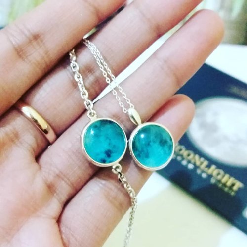 waow, this is so cute a bluemoon necklace and bracelet from @wingbling_global. Glow-in-the-dark products shine normally in the dark when they're sufficiently charged with light.
.
If you want to get the product, you can visit my shop "hicharis.net/titahin/bF8" .
#clozette #clozetteid #charisceleb #hicharis #wingbling #glowmoon #bluemoon .
@wingbling_global @charis_indonesia @charis_celeb @hicharis_official