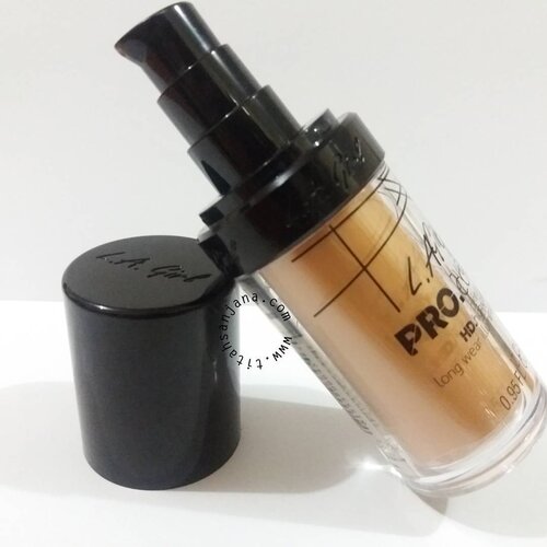 Hayo siapa yang lagi nyari foundation yang harganya dibawah 200 ribu ? Mungkin foundation dari @lagirlindonesia bisa jadi alternatifnya loh. Untuk coveragenya ini medium to full dan ini hasilnya Dewy. Makeup yang hasilnya Dewy lagi ngetrend juga loh. Untuk review lengkapnya temen-temen bisa langsung kunjungi postingan di blog aku ya atau bisa langsung klik link yang ada di bio instagram aku. 
Dan kali ini aku ikutan beauty post collaboration minggu ke 2 di bulan November ini bersama @atomcarbonblogger
.
.
.
.
.
.
#kbbvbeautypost #kbbvmember #clozetter #clozettereview #clozetteid #beauty #beautybloggerindonesia #beautiesquad #makeup #bvloggerid #indobeautyblogger #bloggerperempuan #bloggerceria #titahsanjana #beautybloggers #malangbeautyblogger #tulungagungbeautyblogger #beautyinfluencer #instabeauty #lagirl #lagirlcosmetics