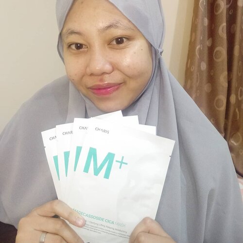 Namaste dosti
.
Jadi kali ini aku lagi pakai sheet mask dari @charis_indonesia namanya M+ Madecassoside Cica Mask. Nah, produk ini 4 in 1 gitu bisa buat Clarifying, Lifting, Relaxing dan Moisturizing. Dan 1 box isinya ada 5. Terus masker ini bisa dipakai untuk semua jenis kulit. Jadi buat yang kulitnya oily, dry sama combination bisa coba produk ini. Sheet mask ini juga terbuat dari 100% cotton ultra yang halus dan essencenya juga ketal kayak susu putih, wanginya juga santai di hidung.
. 
@charis_indonesia @charis_celeb @hicharis_official 
. 
#masksheet #charis #charisstore #charisapp #titahsanjana #ClozetteID #clozette #clozette #jbbfeatured #beautiesquad #beautybloggerindonesia #beautyblogger #kbeauty #kbeautyskincare #sociollabloggernetwork #bloggerjakarta #bloggermafia #blogger