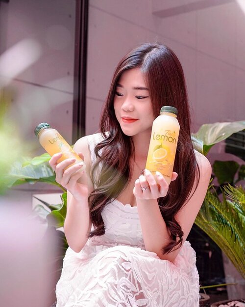 Dear Lemon Lovers,Seperti yang kita tahu, lemon itu banyak manfaat untuk kesehatan seperti melancarkan pencernaan, antibody, kaya akan vit C dsb.  @_tastylemon ini mengandung sari lemon asli yang di kemas dalam botol tanpa pengawet yang sudah pasti terjamin kualitasnya. Cara minumnya cukup campurkan 5 sdm Sari Lemon dengan 150ml air hangat. Bisa diminum tiap pagi & sebelum tidur. Jadi praktis dan ga perlu peras lemon lagi kalau mau minum sari lemon. Dan buat yang sedang menjalani ibadah puasa juga bisa tetap mengkonsumsi Tasty Lemon pas sahur atau sebelum tidur biar mood jadi lebih Fresh.#lemon #sarilemon #TastyLemon