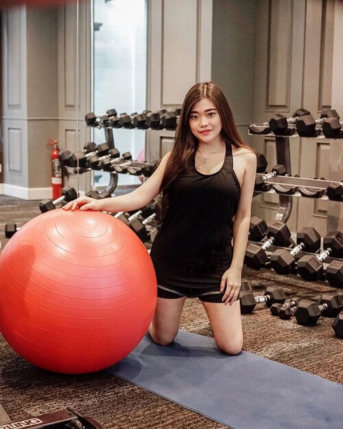 Need to get back in shape soon, keep going! // Sportwear from @yelopanty_id so comfy 🖤✨
_
#sport #wear #keepgoing #workout