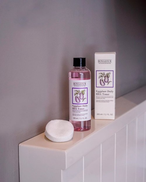 A great toner for everyday use!
Eggplant Daily BHA Toner, the first step skin-care for my skin. 
_
How to use? 
Put the toner on cotton pads, wipe on your skin and gently tap to let it be absorbed.
If you have sensitive skin, use this less often.
_
Grab yours! 💗
http://hicharis.net/yanisaurelia/f2j
_
@hicharis_official @charis_celeb
#Toner #SkinCare #Bonajour #Charis #Eggplantdailybhatoner #eggplant #ecofriendly #charisstore #charisapp