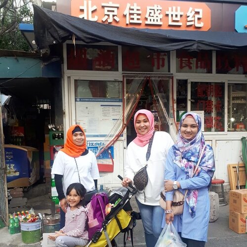 `kalo melipir ke hunian lokal muslim, pasti ga lupa nyolek tour guidenya.. hijab oren, mba Efa yang udah betah aja 19 ~ 20 tahunan di Beijing 😁💕 Tapi tetep banyak puppies nya disini, jadi Gavin suka takut2... lucu2 banget tapi guguk disini.. hehehe #letsguide#googlelocalguides#beijing#clozetteid#friendship@googlelocalguides @clozetteid