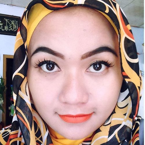 #clozetteid #COTW #happyselfie makeup super minimalis, pixy bb cream on 'cream' shade, jolie fake eyelashes, implora eyebrow pencil, fanbo eyeliner pen, all review will be post on #jengkennes as soon as possible 😁😁😁😁 oooh this is #makeoverlipstick on orange pop. Yelloow day, happy day