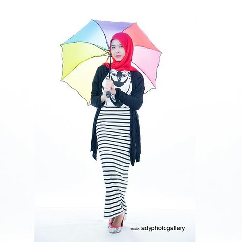 Monochrome vs rainbow. Stripes and shapes. Just stay in RED.#PhotoGrid #ClozetteID #clozetteid #hijabootdindo #hijaboftheday #hijabootd #red #HitnRun #GoDiscover #stripes