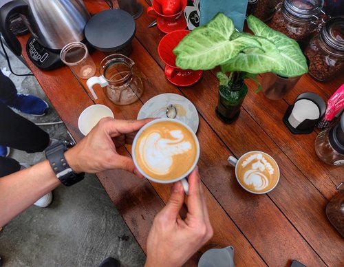 Secangkir kopi mengandung beribu filosofi tergantung bagaimana kita memaknainya. Aroma yang khas dan menenangkan dari secangkir kopi dapat membuat kita kembali rileks dan melupakan sejenak permasalah hidup yang membelenggu. Oke baiklah ini terakhir upload  photo kopi malam ini, cerita selengkapnya akan diposting di blog ya. ... .....#PesonaSriwijaya#Coffeejazzfestival#LombaFotoKopiCJF2017