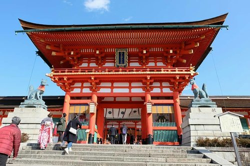 Fushimi Inari Taisha adalah kuil Shinto yang berada di Fushimi-ku, Kyoto, Jepang. Kuil ini merupakan kuil pusat bagi sekitar 40.000 kuil Inari yang memuliakan Inari . 
Inari Taisha adalah istilah umum penyebutan kuil untuk berdoa kepada dewa Inari (kami no inari). Ciri-cirinya ditandai dengan akai torii (torii merah) dan komagitsune (patung rubah putih) .

Dan menjadi satu-satunya kuil Shinto di Jepang yang menerima donasi/sumbangan baik perorangan atau lembaga . 
Tulisan di pilar-pilar tersebut adalah nama- nama pemberi donasi. Setiap ada penggantian nama donatur, pilar tersebut diganti pula namanya . 
Fushimi Inari dikenal pula sebagai kuil dengan seribu gerbang doa
.
.
.
.
.
.

#Kyoto
#KyotoJapan
#Japan
#FushimiInari
#FushimiInariTaisha
#Travelmate
#Landscape 
#Landscapephoto 
#Natureview
#Adventure
#Traveler 
#Traveling
#Travelingram
#Travelphotography
#ClozetteID
#Blogger 
#Bloggerlife
#Bloggerswanted
#BloggerPalembang 
#BloggerPerempuan
#SuzannitaTravel 
#SuzannitaTravelDiaries