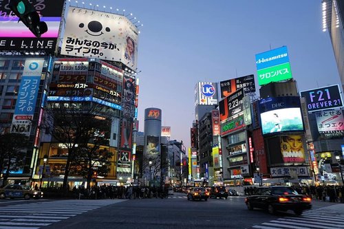 Shibuya Crossing 
Sayang sekali jika ke Tokyo tapi tidak berjalan-jalan melintasi persimpangan terkenal di luar Stasiun Shibuya. 
Baik pada siang, sore atau malam hari  yang cerah, intersection ini dipenuhi oleh pembeli, pelajar, pasangan muda dan penumpang. 
Saat lampu menyala merah di persimpangan ini, pada saat bersamaan mereka menyebrang ke segala arah.

Saat lalu lintas berhenti dan pejalan kaki melesat ke persimpangan dari semua sisi, seperti kelereng yang tumpah keluar dari sebuah kotak. .
.
.
.
.
.

#Tokyo
#Japan
#Shibuya
#ShibuyaCrossing
#Travelmate
#Landscape 
#Landscapephoto 
#Natureview
#Adventure
#Traveler 
#Traveling
#Travelingram
#Travelphotography
#ClozetteID
#Blogger 
#Bloggerlife
#Bloggerswanted
#BloggerPalembang 
#BloggerPerempuan
#SuzannitaTravel 
#SuzannitaTravelDiaries