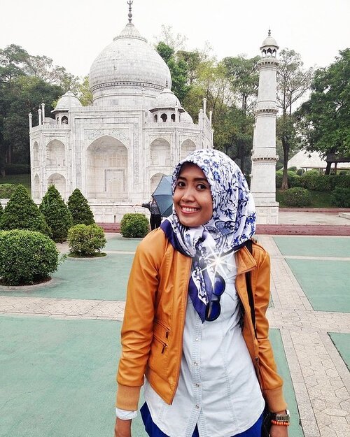 Itu bukan Taj Mahal, India yang asli tapi itu hanya replika nya saja. Foto ini diambil saat trip ke Shenzhen 3 tahun lalu. 
Semoga bisa ke India ya dan foto di Taj Mahal asli. 
Untuk itulah Suzan membutuhkan kebaikan hati teman-teman semua untuk mendukung Suzan mewakili Indonesia menuju Kerala, India. 
Cara votingnya :
1. Buka https: http://season5.keralablogexpress.com/index.php/user/single_participant/2401 atau klik link di bio
2. Daftarkan diri Anda sebagai VOTER
3. Nanti akan ada email masuk untuk verifikasi data.
4. Masuk kembali ke halaman voting dan tekanlah tombol VOTE Suzan Oktaria.

Mohon berkenan dan memberikan dukungan  untuk bisa mengikuti Trip Kerala ini dengan vote dari kalian semua.

Semoga Allah membalas semua kebaikan teman-teman semua. .
.
.
.
.
.
.

#Shenzhen
#WindowofTheWorld
#Tajmahal
#KeralaBlogExpress
#Landscape 
#Landscapephoto 
#Natureview
#Adventure
#Clozetteid
#Traveler 
#Traveling
#Travelingram
#Travelphotography
#Blogger 
#Bloggerlife
#Bloggerswanted
#BloggerPalembang 
#BloggerPerempuan
#SuzannitaTravel 
#SuzannitaTravelDiaries