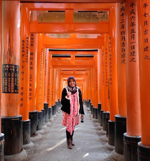 Berdiri diantara gapura torii Fushimi Inari-Taisha .

Ribuan pengunjung datang untuk melewati gapura torii yang jumlahnya tidak terhitung ini. 
Fushimi Inari-Taisha adalah tempat wisata terpopuler di Jepang versi TripAdvisor pada 2014-2015. Sehingga wajar ribuan pengunjung datang ke kuil ini .

Untuk bisa berfoto dengan latar kosong tidak ada ada orang lain dibelakang kita, caranya foto di bagian pintu keluar .

Tunggu beberapa saat bisa cekrak cekrek  pose dengan latar kosong seperti ini . .
.
.
.
.
.

#Kyoto
#KyotoJapan
#Japan
#FushimiInari
#FushimiInariTaisha
#Travelmate
#Landscape 
#Landscapephoto 
#Natureview
#Adventure
#Traveler 
#Traveling
#Travelingram
#Travelphotography
#ClozetteID
#Blogger 
#Bloggerlife
#Bloggerswanted
#BloggerPalembang 
#BloggerPerempuan
#SuzannitaTravel 
#SuzannitaTravelDiaries