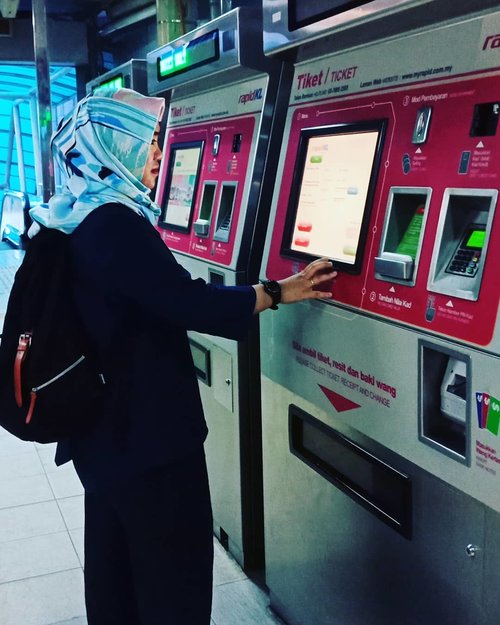Tiba-tiba saya kangen sama stasiun Imbi haha.  Kangen menantikan Mrt,  lrt dan monorail kuala lumpur.  Mungkin karena kemudahan transportasi publik nya yang bikin saya ingin kembali ke Kuala Lumpur.Temen - temen yang pernah ke KL kangen pengen kesana lagi gak? #MONORAILKL #StesenImbi #stasiunimbi #KualaLumpur #travellingwithfriends #clozetteid