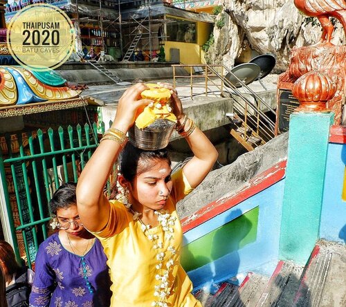 Thaipusam 2020⁣⁣Wanita India Tamil yang membawa bejana berisi susu diatas kepalanya. ⁣⁣Menaiki 272 anak tangga di Batu Caves, tanpa alas. ⁣⁣Konon katanya, festival Thaipusam ini adalah bentuk penghapusan dosa. Selain itu tujuan lainnya adalah supaya semua keinginan tercapai dan dikabulkan Dewa. ⁣⁣#Thaipusam2020 ⁣#BatuCaves ⁣#IndiaTamil⁣#Tamil⁣#likeforlike⁣⁣#Clozetteid⁣⁣#ceritaTian ⁣#TianJalanJalan ⁣#kualalumpur2020 ⁣#kualalumpurceria ⁣#Thaipusam⁣ #FujifilmXa3#terfujilah📷 by TIAN LUSTIANAFUJIFILM XA3