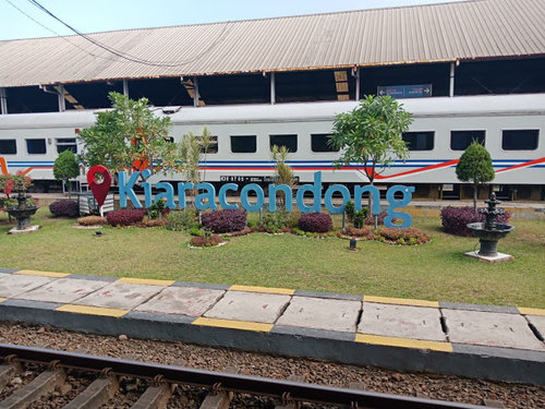 Diary Pink Tian : Bandung - Yogyakarta Menggunakan Kereta Api Malabar