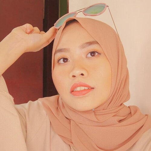 IT'S WEEKEND YAY!👋Pengen banget liburan ke pantai euy, tapi kenapa Bandung itu jauh banget dari pantai 🌊Ya gapapa dandan aja dulu ala liburan + pake sunglasses. Ini punya @tasyafadilla btw 🤣Ini mekap udah ada tutorialnya di yutub!!! Link di bio ⬆️.#clozetteid #holiday #sunkissed #sunnymatte #makeuplook #100daysofmakeup #motd #makeupoftheday #makeupasian #asianmakeup #lupescuevas #dwiendahpusparini  #beautybloggerbandung #bloggerstyle #undiscovered_mua