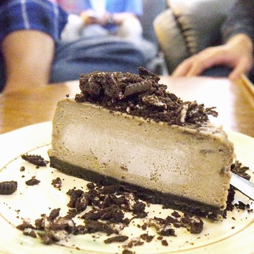 Tetiba kangen oreo cheesecakenya @wikikoffie 😩 
Agak sedih karena terakhir jajan ke wiki pas jam makan siang, belum ada cakes sama sekali. Mungkin harus datang agak sore biar kebagian cake 🏃 
Yang belom baca review Wiki, klik link yang ada di bioku ya~ 
#cheesecake #shatastedthis #bandungculinary #wikikoffie #wikikoffiebraga #clozetteid #lifestyle #dessert