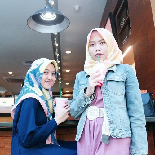 First time wearing this @ditut scarf together with @hilwakhoir! .
.
#fblogger #clozetteid #lifestyleblogger #bblogger #beautyandfashion #hijab #hijabi #hijabistyle #hijabioutfit #casual #outfit #pinkvoice #ditutscarf #jeans #denim #pink #blue #yellow