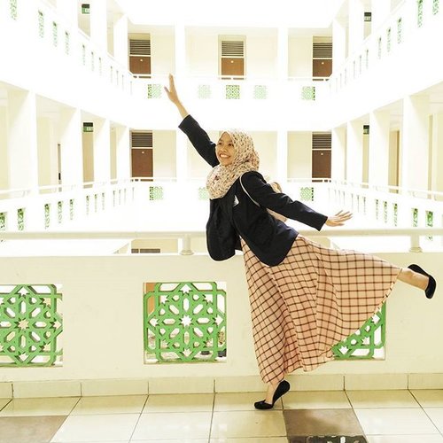 When the dorm plays your music you gotta dance but you have class in 5 minutes😂 .....#ClozetteID #COTW #NewYearNewShape #NewYearNewShapes #OOTD #Hijab #Casual #hotd #hijaboftheday #hijabootdindo #lookbookers #lookbookindonesia #ootdindo #indonesian_blogger #ootdasean #hijabfashion #hijabfeature_2015 #hijabi