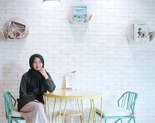 Clueless about what happens next? 
We all are. But it's just the beauty of life. ✨

#Clozetteid #beautyandfashion #cutecafe #explorebandung #hijab #casual #hijabstyle #hijabblogger #hijabistyle #inspo