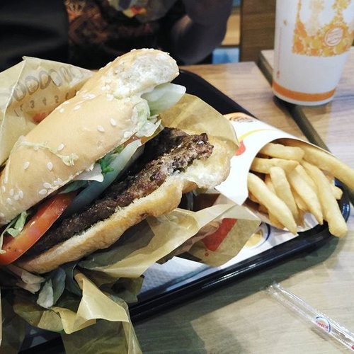 Jangankan kalian plis, aku aja ngiler sendiri liatin fotonya 😌
Yang Bandung ooy Burger King udah ada di BEC dan ada promo! Baca lengkapnya di blogku link di bio oqeh~ 🍔 
#shatastedthis #ggrep #burger #burgerking #burgerkingid #clozetteid #food #wtfoodies #zomato #zomatoid #makanpakereceh