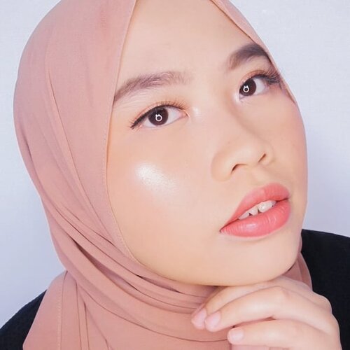 Gatau kenapa @ddwiki22 demen banget ama makeup ini sampe dijadiin cover linenya 🙂.🍑Tutorialnya ada di profil aku ya! Di sebelah foto ini ya~ ..#clozetteid #bandungbeautyblogger #bandungbeautyvlogger #tribepost #beautyandfashion #makeuplook #naturalmakeup #softpeach #softpeachmakeup #makeupnatural #glowing #glowingmakeup #undiscovered_mua #100daysofmakeup #masterchrome #🍑