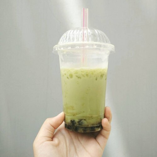 Di deket kampusku, ada beberapa orang Thai yang jualan minuman. Nama tokonya, Pattaya Tea. Mereka jualan greentea dan thai tea juga loh! 🙋 
Entah kenapa, rasa minumannya lebih enak dibanding kalau beli di orang lokal. Bubble-nya juga beda, ada gulanya, lebih kenyal dan lengket. Eh ternyata kata @mad_nern, bahan-bahan minuman jualan mereka memang dibawa langsung dari Thailand! 😂🍸 Pantesan aja beda. Tapi hebat ya meskipun pake barang impor, harganya gak mahal. Semua minuman cuma Rp7000, dan bisa request secret menu.. Kalau kamu bisa bahasa Thailand! Haha 😂 
#ClozetteID #drink #tea #shatastedthis #bubbletea #greentea #milktea #greenteaaddict #kulinerbandung #makanpakereceh