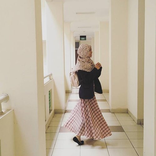 Flowy skirt is ❤ .....#ClozetteID #COTW #FashionFlashback #OOTD #Hijab #Casual