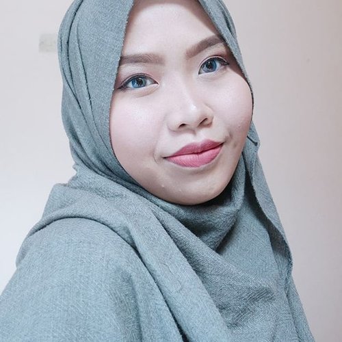 Bulan April belom ada setengahnya, kok udah boros banget? 😪 Senyumin aja sister. 😜 
Pengalaman deh boros-boros, biasanya nabung mulu😂 👀 Luna Prism dari #mygeolensofficial 🙌 Gabung jadi resellernya @mygeolens.official yuk, dapetin diskon sampai 25% 👌 👄 @lookecosmetics in Irene
.
.
#clozetteid #beautyandfashion #makeup #makeuplook #lunaprism #lookecosmetics #bbloggers #hijabimakeup #hijabi #bdgbbxmygeolens #bdgbbxlookecosmetics