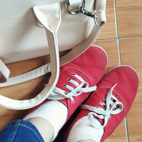 Bold colored shoes + pastel socks and bag = ❤❤❤❤
.
.
.
.
.
.
#ClozetteID #Bag #Shoes #Socks #Walkinsummer #SomethingBorrowedZalora #Somethingborrowed #zaloraid #red #blush #colorpalette #wiwt