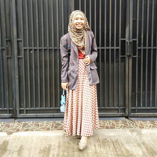 Stay positive even when rain wetting your shoes. 😂☔ ...#ClozetteID #OOTD #Hijab #Casual #shasoutfit #hijabootdindo
