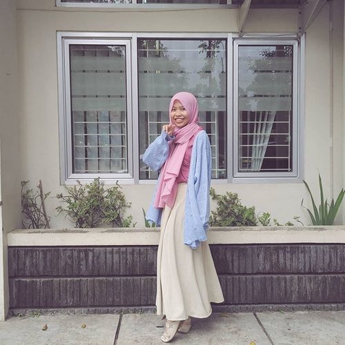 Still questioning why I keep losing weight😂. And your girl here is dealing with cold for around 3weeks. I don't have idea either why I can't hide my sickness even it's only cold and makeup can't help lol cry 😂😭 #shasoutfit #ClozetteID #OOTD #hijab #casual #pastel #comfywear #pink #blue #hijabootdindo #ootdindo #lookbookindonesia #hijabfashion #themodestymovement