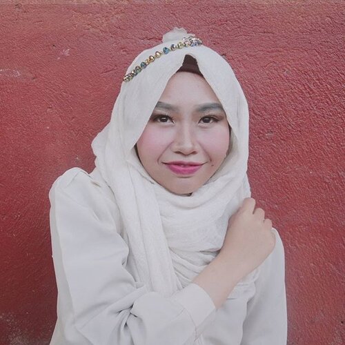 I was the queen. 👑

#Clozetteid #motd #hijabimakeup #beautyandfashion #bblogger #hijabmakeup #royalmakeup #makeupinspo #indobeautygram #partymakeup #wearablemakeup #hijabmakeup #beautyblogger #tribepost