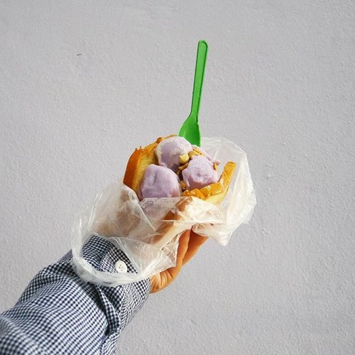Oh dear, believe me. Mango sticky rice bukan satu satunya dessert yang pakai ketan di Thailand. Eskrim aja pake ketan😂👌 Every dessert is about ketan here! 🔖 Harga: 10THB / Rp4.000
#thaifood #icecream #lifestyle #explorethailand #shatastedthis #clozetteid #dessert #food #taro #taroicecream