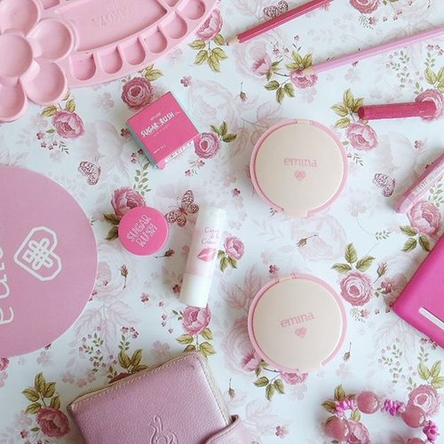 Take a peek on some of my favorite  pink things! ❤ 
#clozetteid #beautyandfashion #shasbeautyjourney #pink #flatlay #eminacosmetics #cccake #sugarrush #lipscrub #starclozetter #skincare #makeup