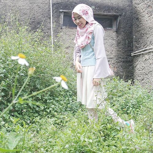 Hari terakhir! 🤗 Yuk tiru gayaku dan ikutan #OOTDCompetition-nya @spreadingoutfits! Banyak hadiahnya, lho 😉 #clozetteid #beautyandfashion #layers #hijabi #hijabiootd #hijabioutfit #ootd #hijab #modest