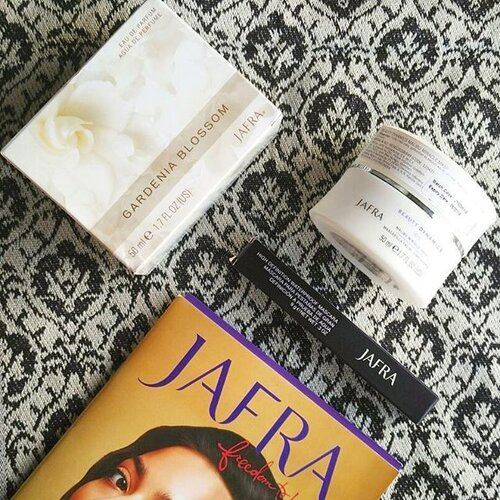 Mini haul from yesterday's event at @jafra_id Ciwalk. 😻 Sebelumnya aku ngga tau Jafra itu merk darimana dan gimana. Ternyata Jafra itu skincare dari Amerika yang udah berdiri selama 60 tahun 😱 Jafra dipercaya karena produknya yang bagus meskipun agak pricey 😜 Tanggal 13 Agustus nanti bakal ada acara hajatannya jafra di Trans Studio Mall Bandung. Di sana bakalan ada festival, kamu bisa cobain produk-produknya Jafra yang udah terkenal worldwide dengan gratis! 💁 Ngga cuma cobain skincare, ada juga line makeup nya yang bisa kamu coba. Kapan lagi dong bisa coba coba produk begini gratisan 😄✌ Datang ke TSM, ya! #ClozetteID #beautyandfashion #jafra #jafraskincare #jafrabandung #jafraindonesia #jafrabdg #jafracimahi #jaframakeup #skincare #makeup #eventbandung